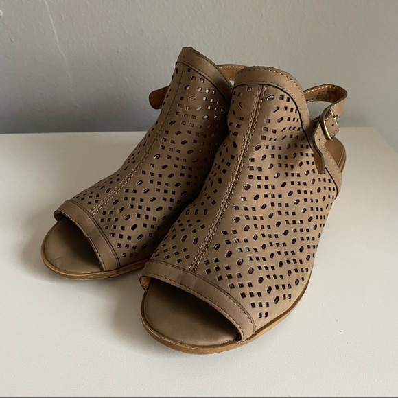 Lucky Brand UG-Bardolph Taupe Sandal - Picture 1 of 14